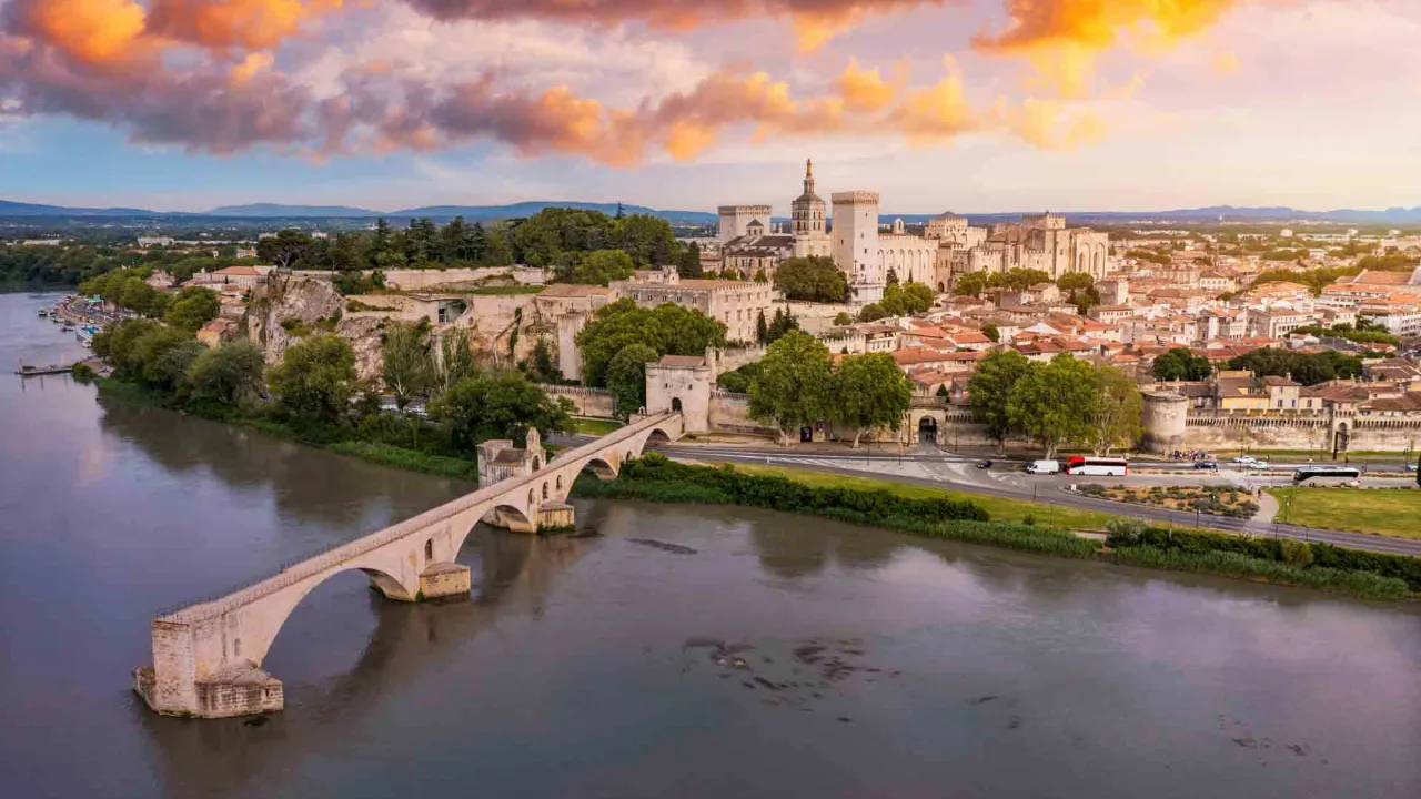 Pont Saint-Bénézet (znany również jako Pont d’Avignon) nad Rodanem z Awinionem w tle