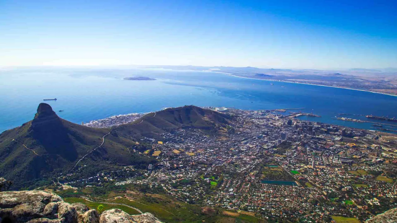 Kapsztad z Górą Stołową, Cape Town Stadium i Wyspą Robben w zatoce Kapsztad z Górą Stołową, Cape Town Stadium i Wyspą Robben w zatoce