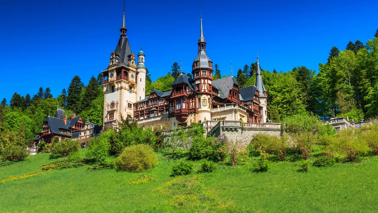 Zamek Peleș w Sinaia, bajkowy zamek królewski w Karpatach w Rumunii Zamek Peleș w Sinaia, bajkowy zamek królewski w Karpatach w Rumunii