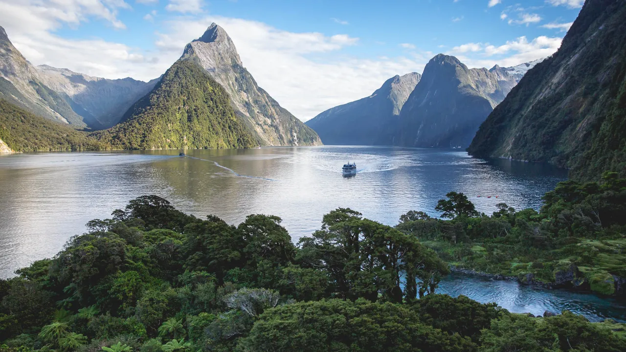 Milford Sound w Fiordland National Park z Mitre Peak w tle