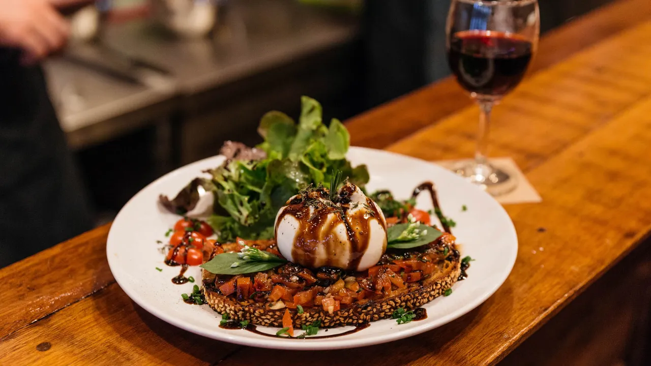 Włoska specjalność - bruschetta z burratą i octem balsamicznym Włoska specjalność - bruschetta z burratą i octem balsamicznym