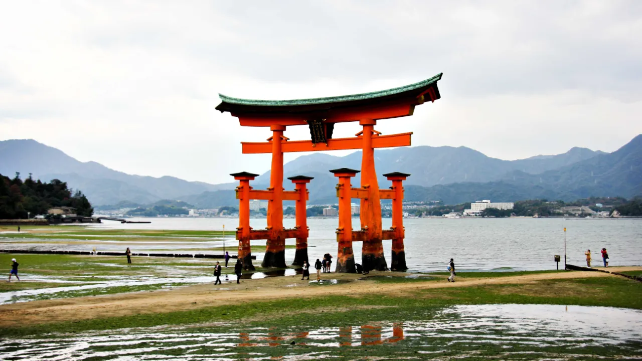 Słynna pływająca brama torii na Miyajimie Słynna pływająca brama torii na Miyajimie