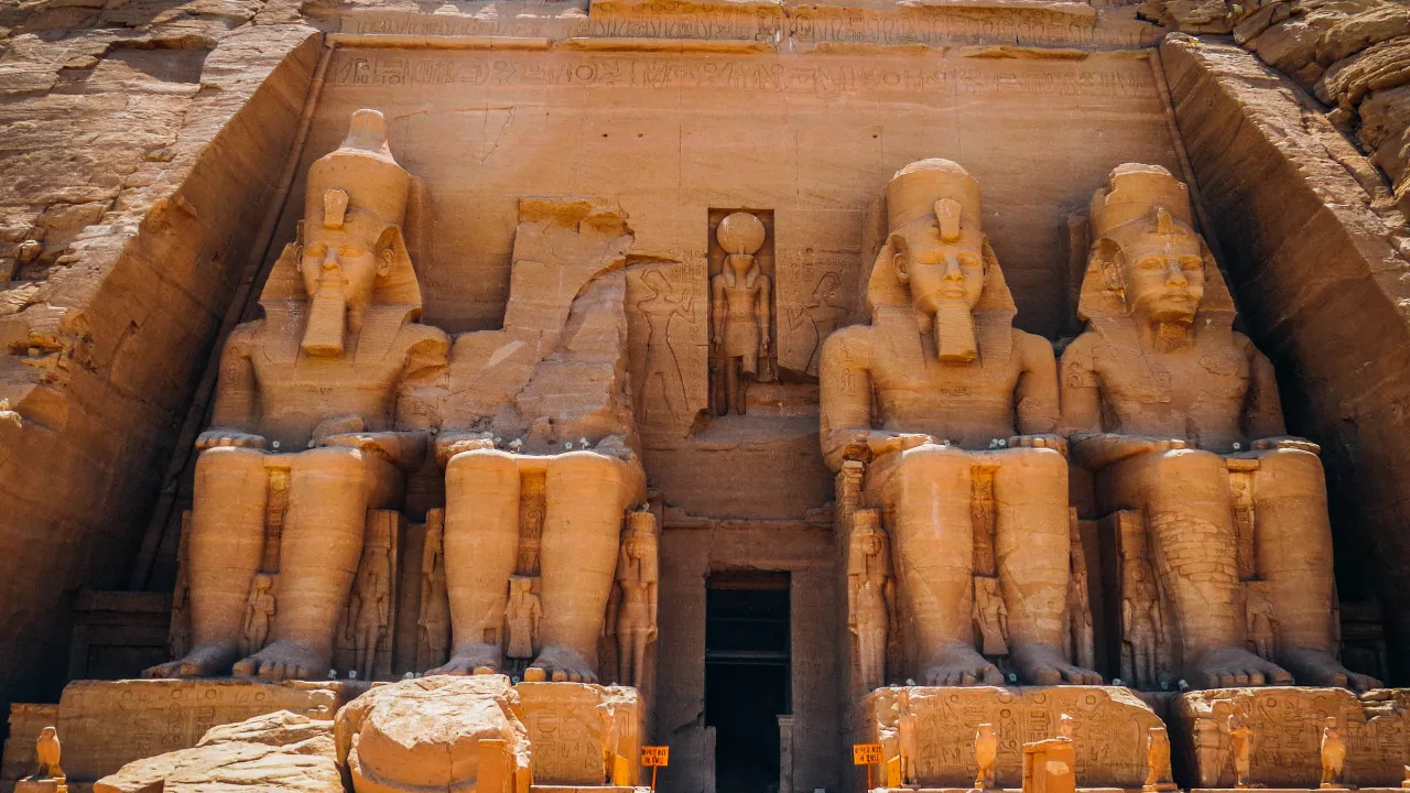 Wielka świątynia Abu Simbel – z czterema gigantycznymi siedzącymi posągami Ramzesa II Wielka świątynia Abu Simbel – z czterema gigantycznymi siedzącymi posągami Ramzesa II