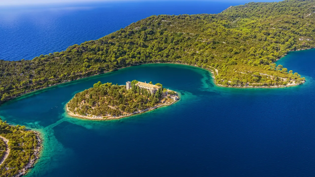Mljet jest najbardziej wysuniętą na południe wyspą Dalmacji Mljet jest najbardziej wysuniętą na południe wyspą Dalmacji