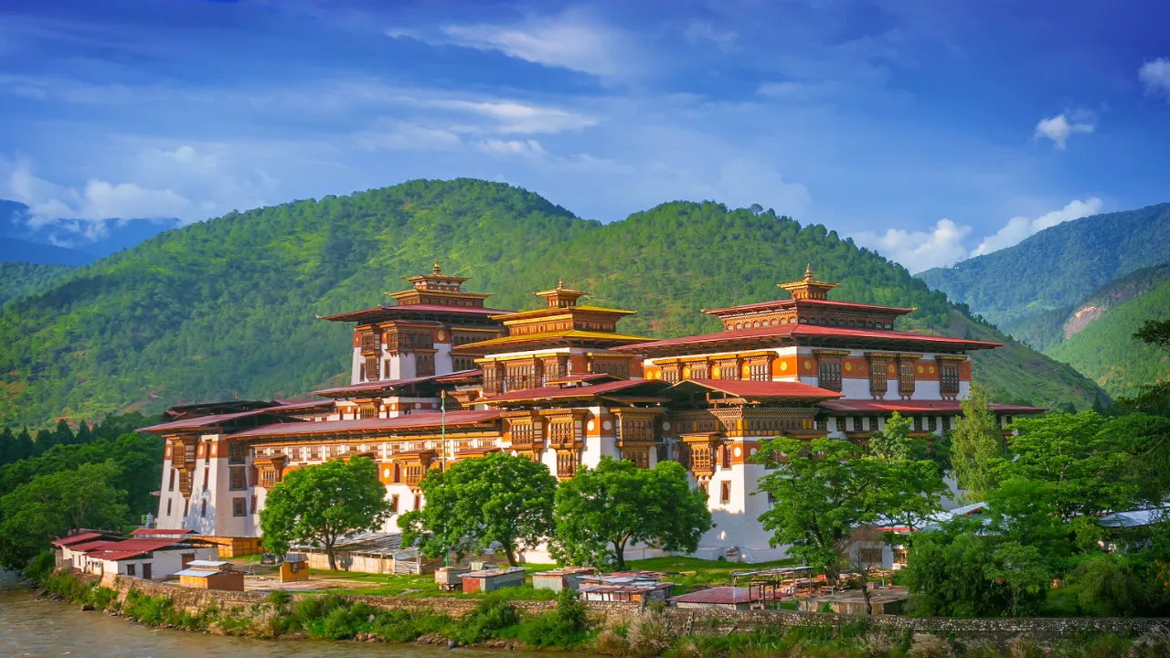 Punakha Dzong w malowniczej scenerii