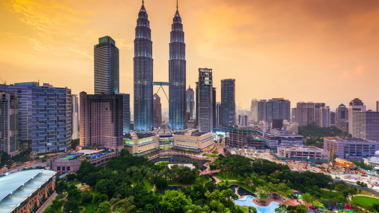 Panorama Kuala Lumpur z kultowymi wieżami Petronas Twin Towers w centrum