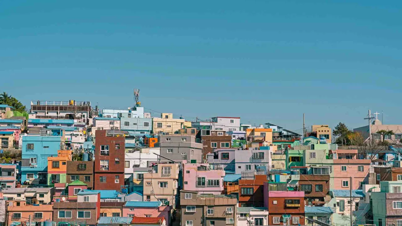 Wioska kulturowa Gamcheon w Busan – kolorowa dzielnica górska znana ze sztuki, malowideł ściennych i wąskich uliczek Wioska kulturowa Gamcheon w Busan – kolorowa dzielnica górska znana ze sztuki, malowideł ściennych i wąskich uliczek