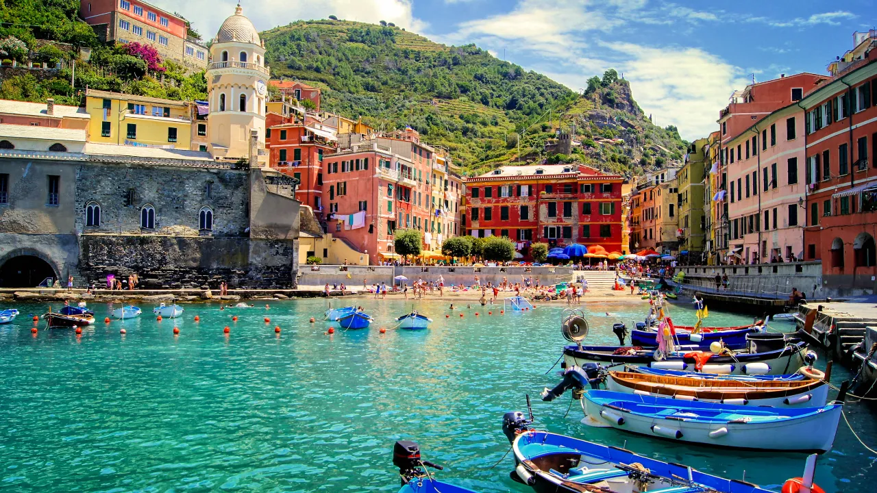 Vernazza w Cinque Terre z łodziami i kolorowymi domami