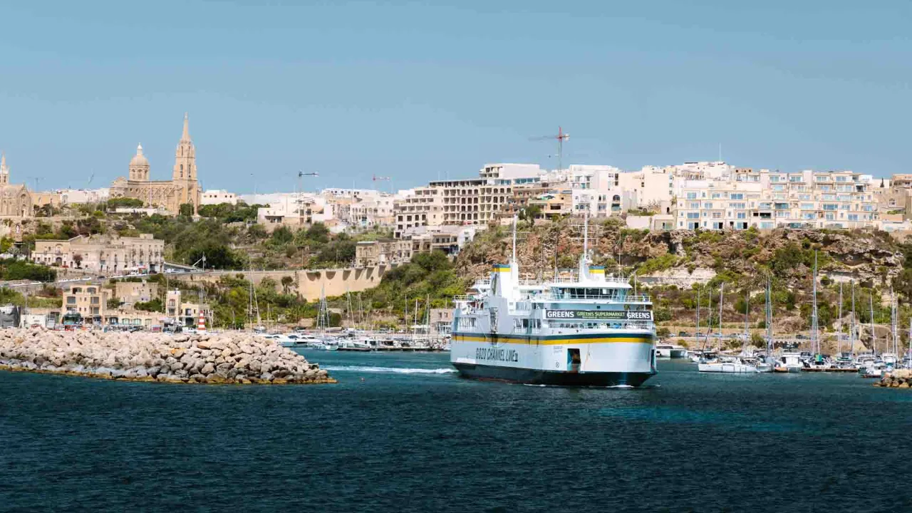 Prom między Maltą a Gozo opuszcza port w Mġarr na Gozo
