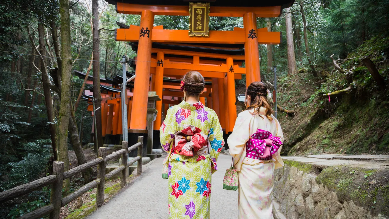 Przy chramie shinto Fushimi Inari-taisha Przy chramie shinto Fushimi Inari-taisha