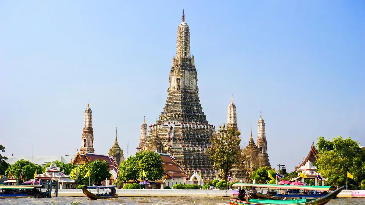 Wat Arun – znana również jako Świątynia Świtu – znajduje się w Bangkoku Wat Arun – znana również jako Świątynia Świtu – znajduje się w Bangkoku