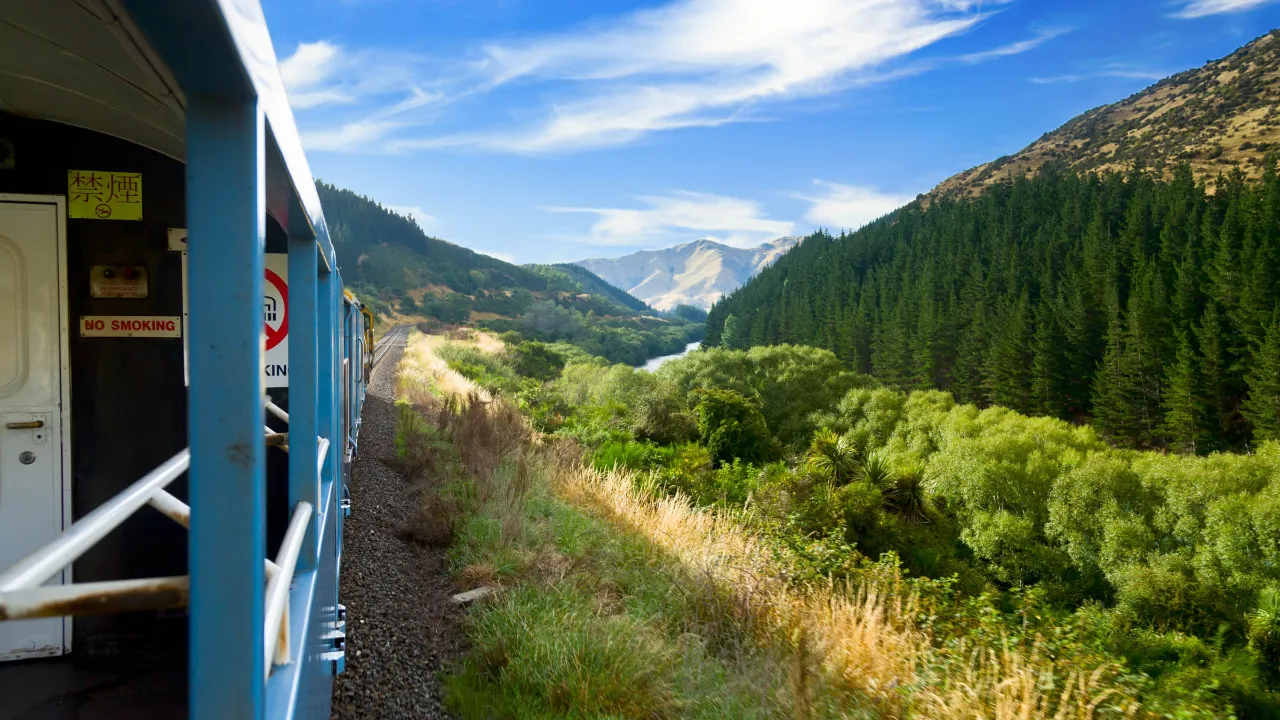 Pociąg TranzAlpine w Nowej Zelandii kursuje między Christchurch a Greymouth