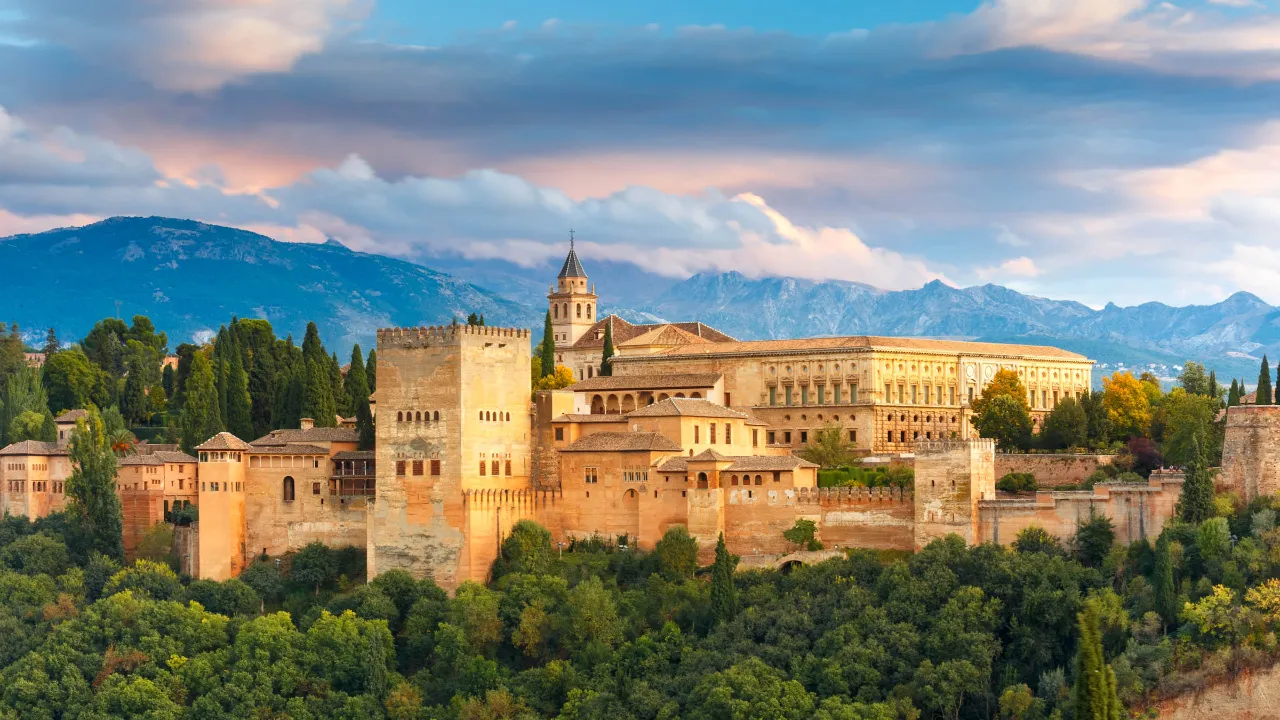 Majestatyczna Alhambra w Grenadzie Majestatyczna Alhambra w Grenadzie