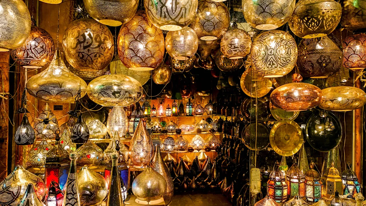 Bazar Khan el-Khalili z ręcznie robionymi lampami – pamiętaj o targowaniu się!