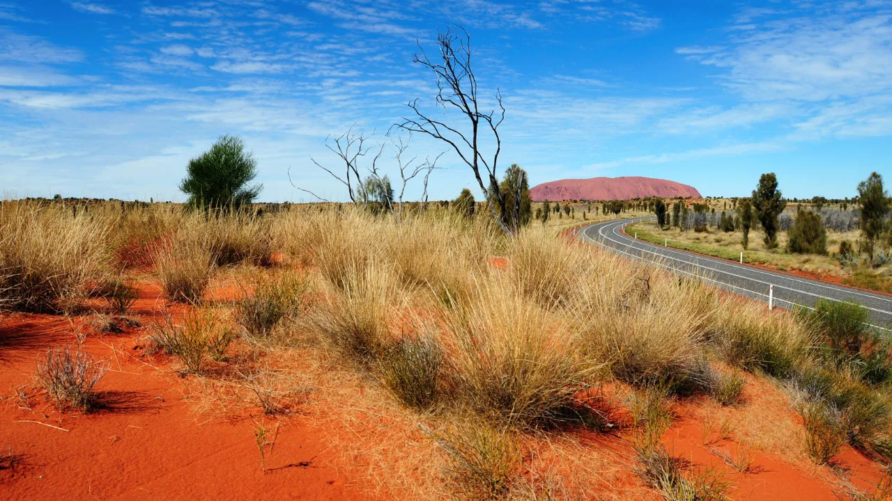 Ayers Rock zmienia kolor w zależności od pozycji słońca Ayers Rock zmienia kolor w zależności od pozycji słońca