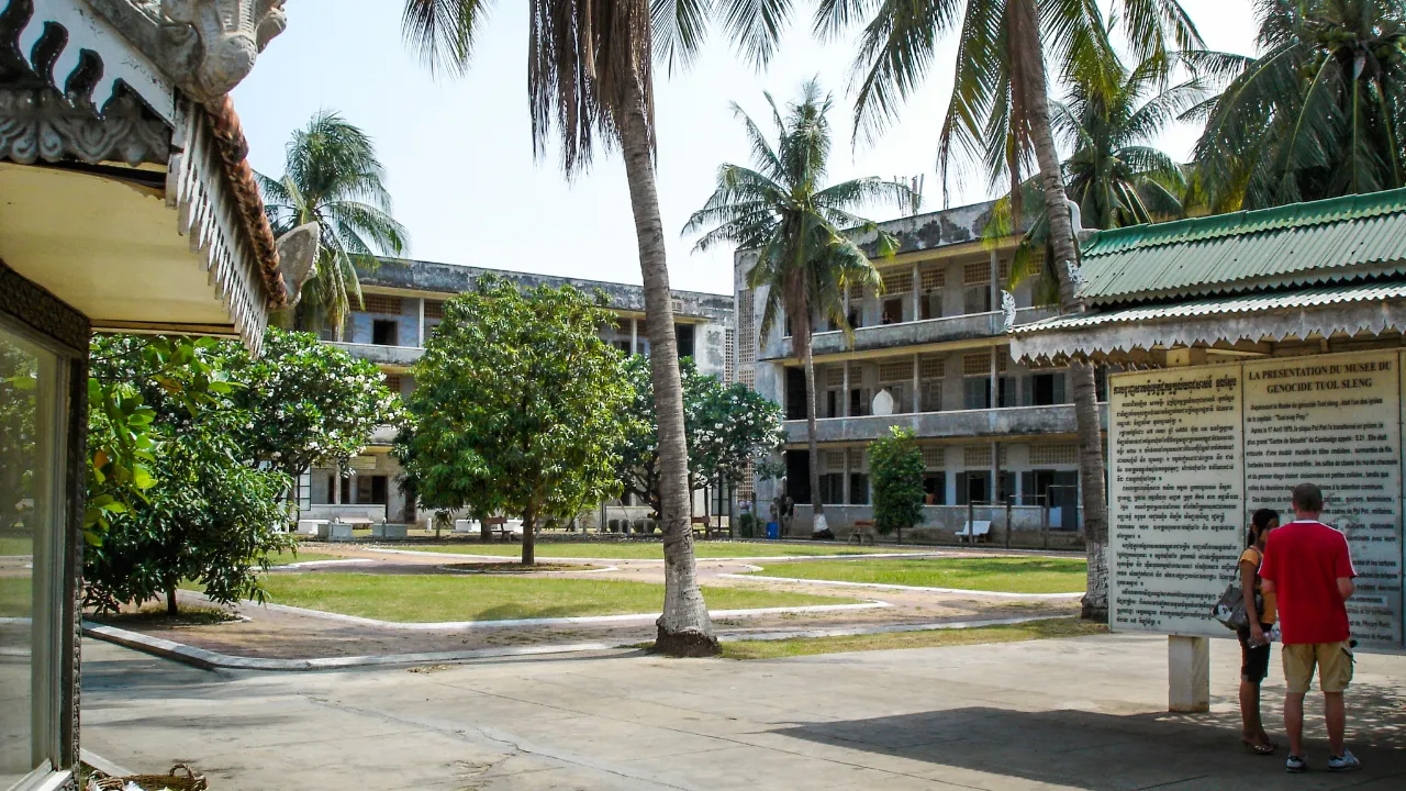 Muzeum Tuol Sleng w Phnom Penh było pierwotnie szkołą, lecz zamieniono je w więzienie podczas reżimu Czerwonych Khmerów Muzeum Tuol Sleng w Phnom Penh było pierwotnie szkołą, lecz zamieniono je w więzienie podczas reżimu Czerwonych Khmerów
