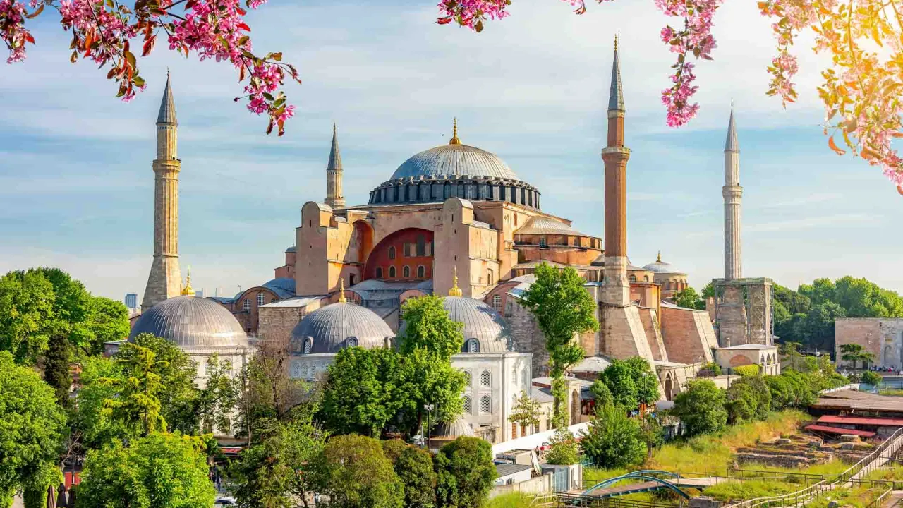 Hagia Sofia w Stambule – ikoniczny budynek, który pełnił rolę kościoła, meczetu i muzeum na przestrzeni dziejów