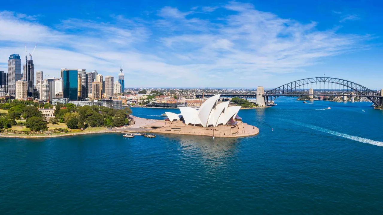 Zdjęcie lotnicze Sydney z mostem portowym, operą i panoramą miasta