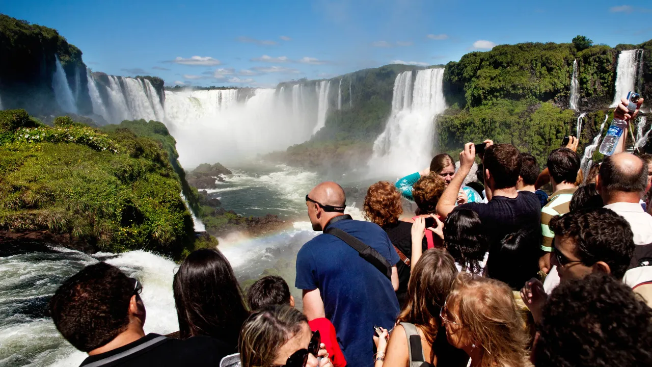 Z kładek przy wodospadach Iguazú rozciąga się panorama na liczne huczące wodospady