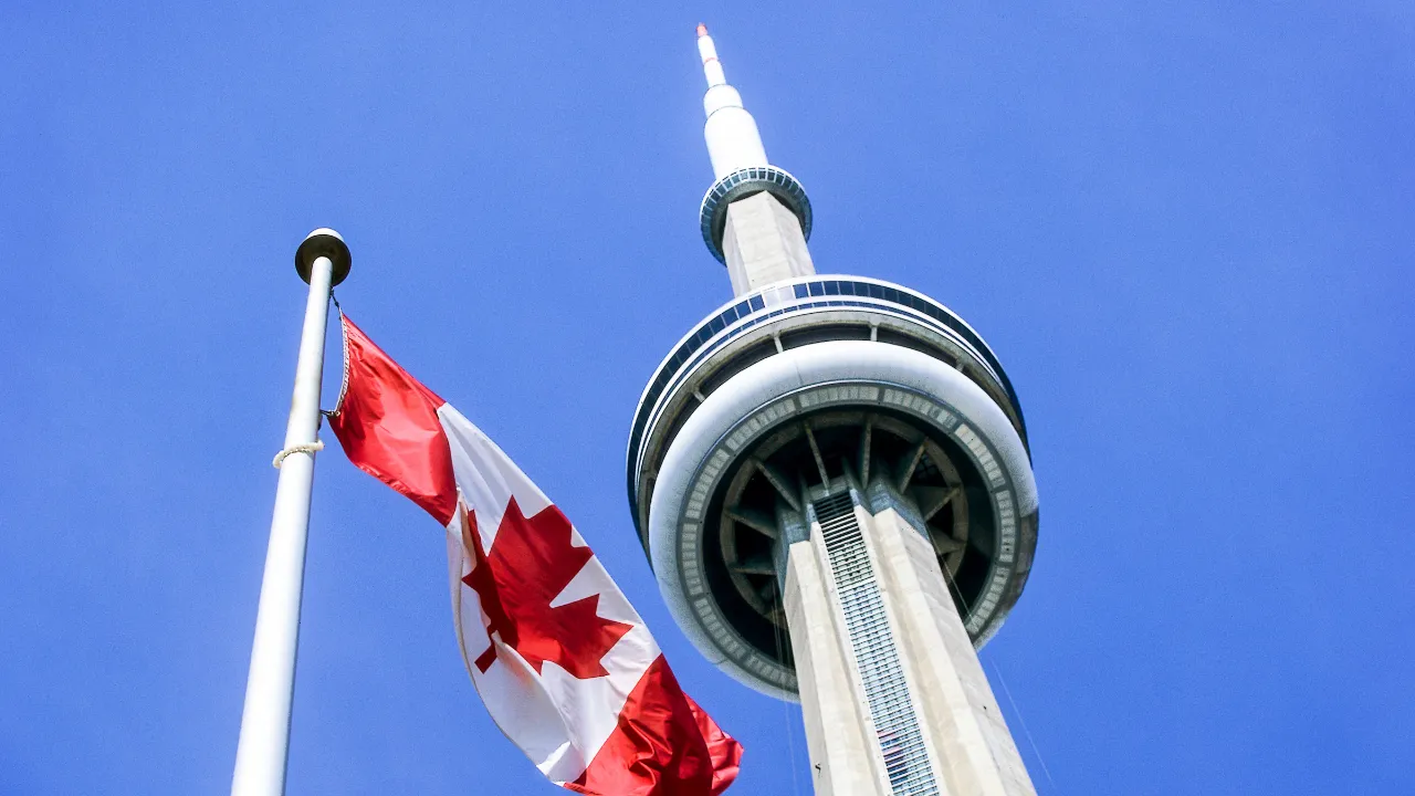 Flaga Kanady, Maple Leaf, powiewa przed liczącą 553 metry wieżą CN Tower w Toronto