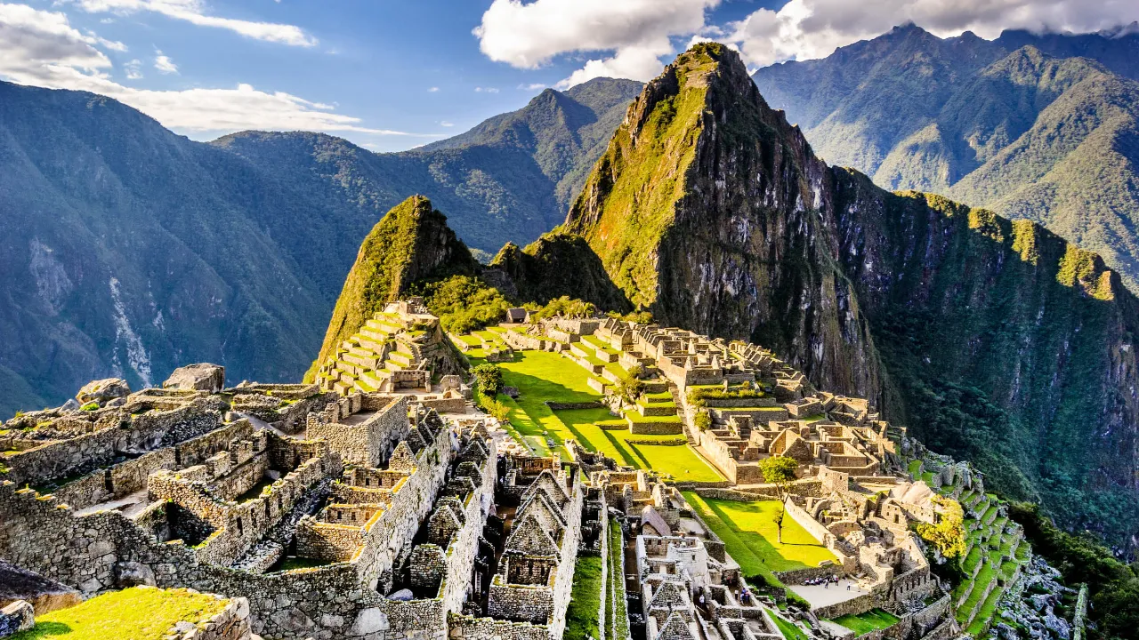 Machu Picchu – ikoniczna ruina Inków i jeden z siedmiu cudów świata Machu Picchu – ikoniczna ruina Inków i jeden z siedmiu cudów świata