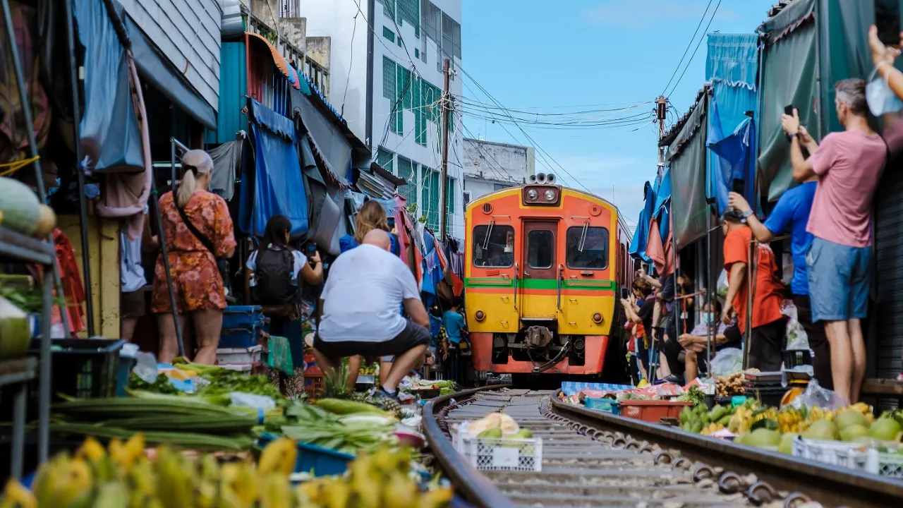 Maeklong Railway Market w Bangkoku