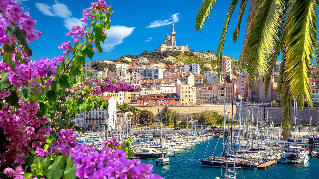 Stary Port w Marsylii i Notre-Dame de la Garde górująca nad miastem Stary Port w Marsylii i Notre-Dame de la Garde górująca nad miastem