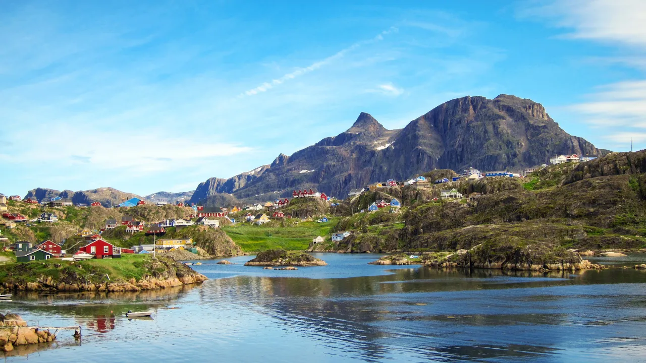 Widok na Sisimiut – domy często mają kolory według funkcji – np. budynki służby zdrowia są żółte Widok na Sisimiut – domy często mają kolory według funkcji – np. budynki służby zdrowia są żółte