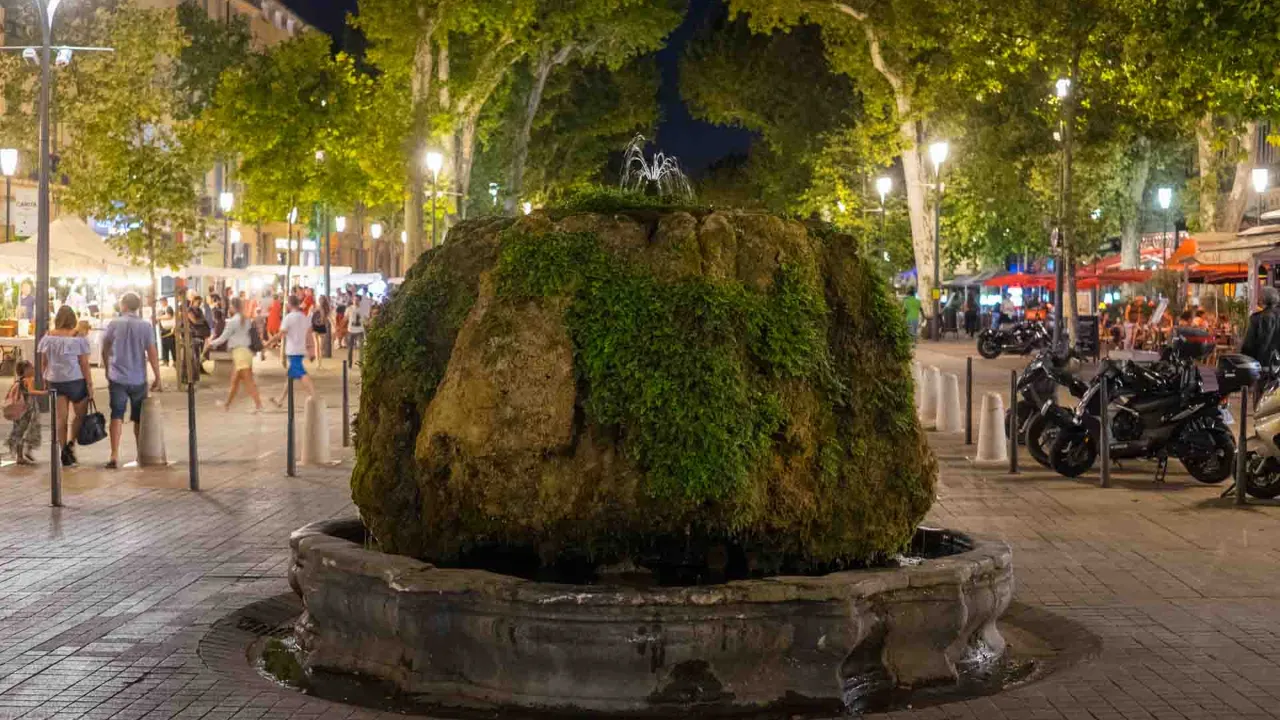 Słynna fontanna „Fontaine d’Eau Chaude” na Cours Mirabeau w Aix-en-Provence z wodą o temp. 18°