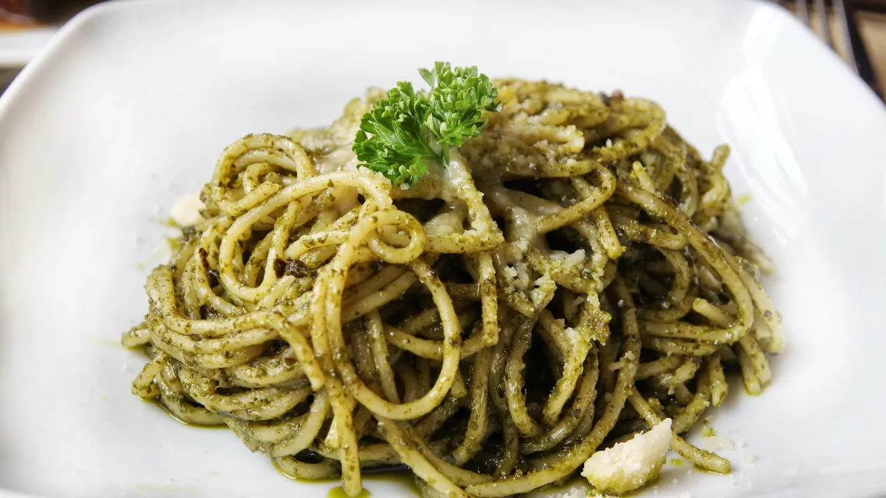 Pasta z pesto i odrobiną zielonego