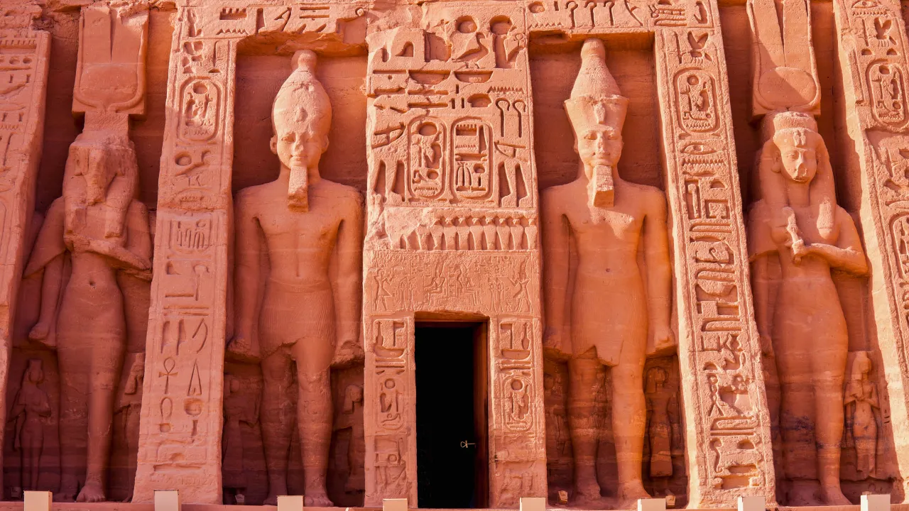 Mała świątynia Abu Simbel zbudowana ok. 1250 r. p.n.e. przez Ramzesa II Mała świątynia Abu Simbel zbudowana ok. 1250 r. p.n.e. przez Ramzesa II