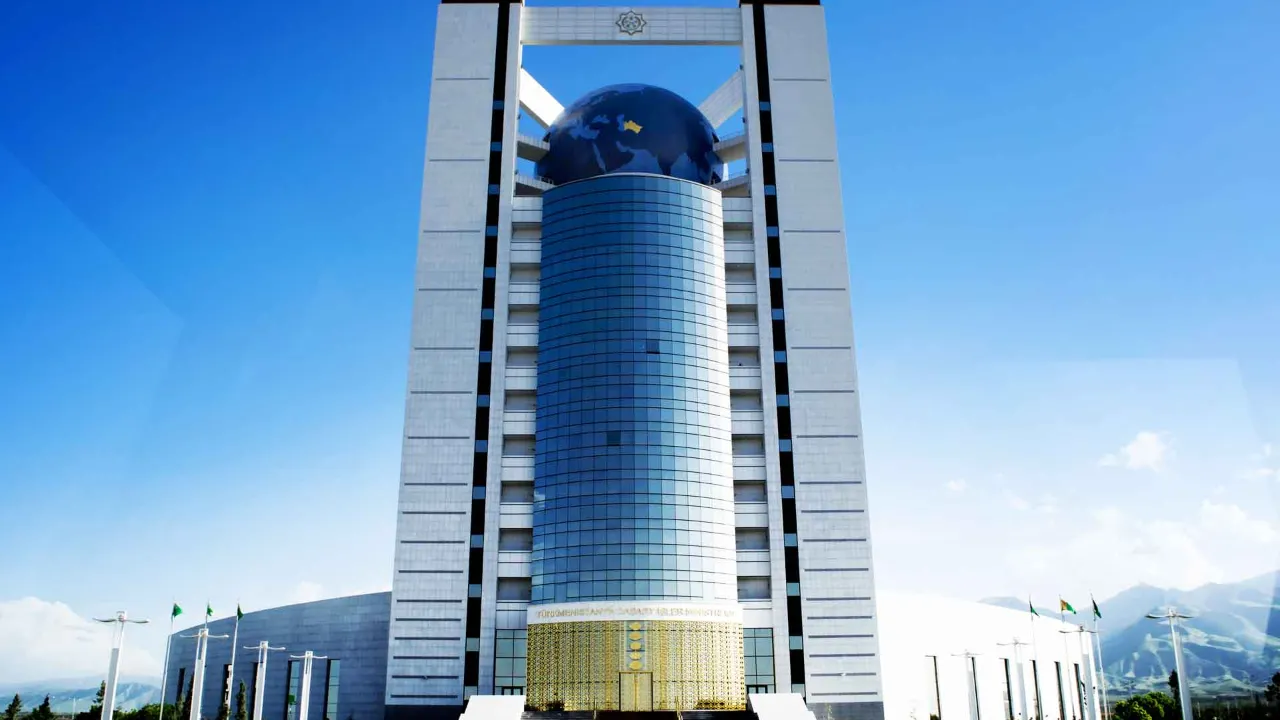 Ministerstwo Spraw Zagranicznych Turkmenistanu znajduje się przy reprezentacyjnej Archabil Avenue w stolicy kraju, Aszchabadzie Ministerstwo Spraw Zagranicznych Turkmenistanu znajduje się przy reprezentacyjnej Archabil Avenue w stolicy kraju, Aszchabadzie