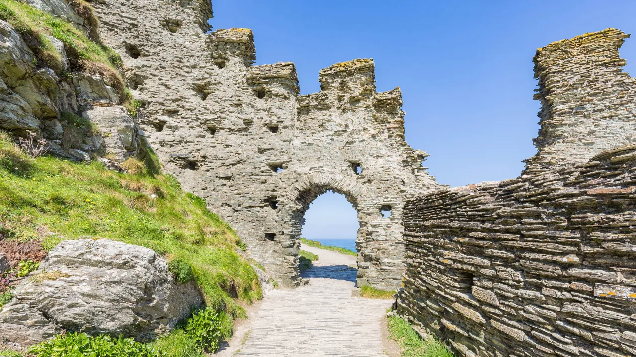Tintagel Castle – brama ruin z widokiem na morze Tintagel Castle – brama ruin z widokiem na morze