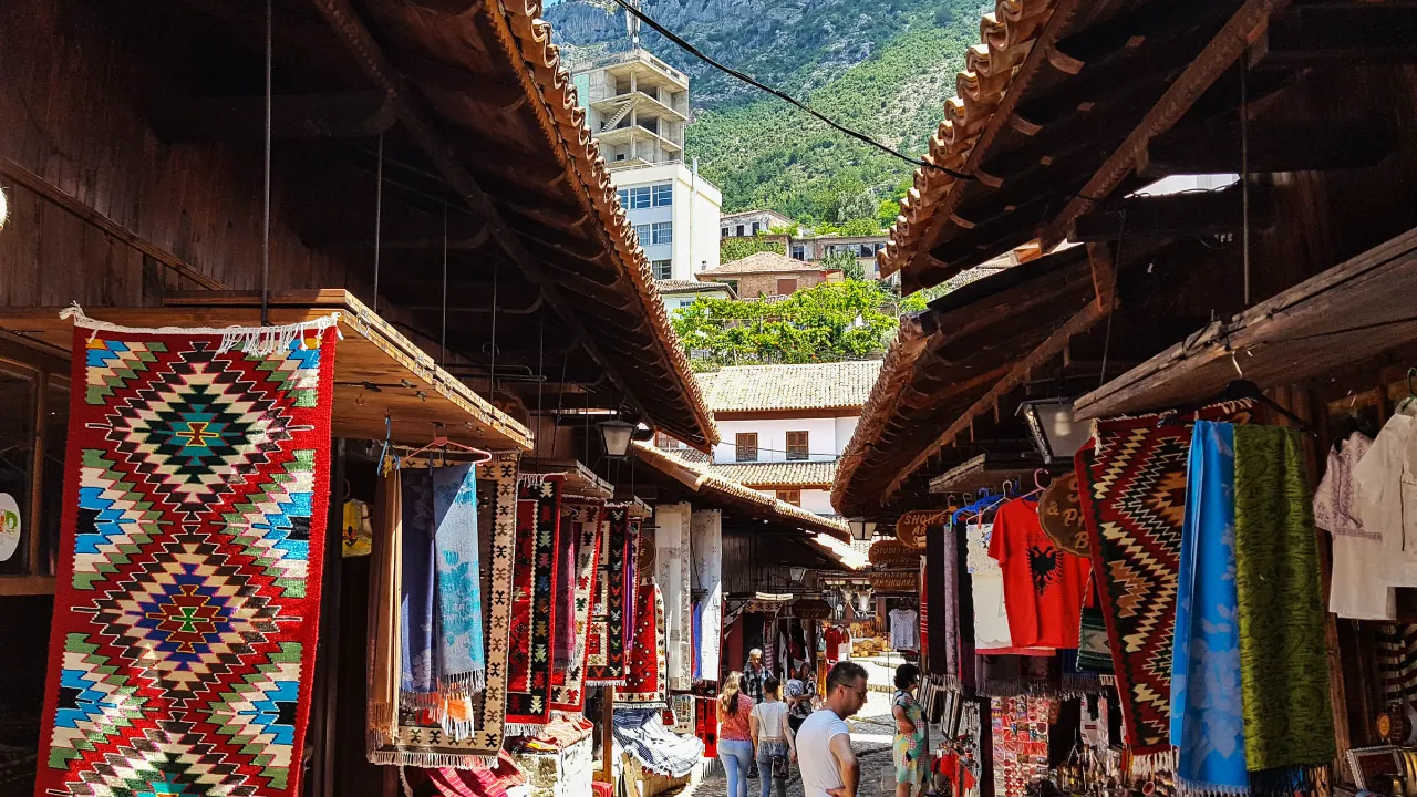 Bazar w Kruji, Albania – dywany, rękodzieło i pamiątki Bazar w Kruji, Albania – dywany, rękodzieło i pamiątki