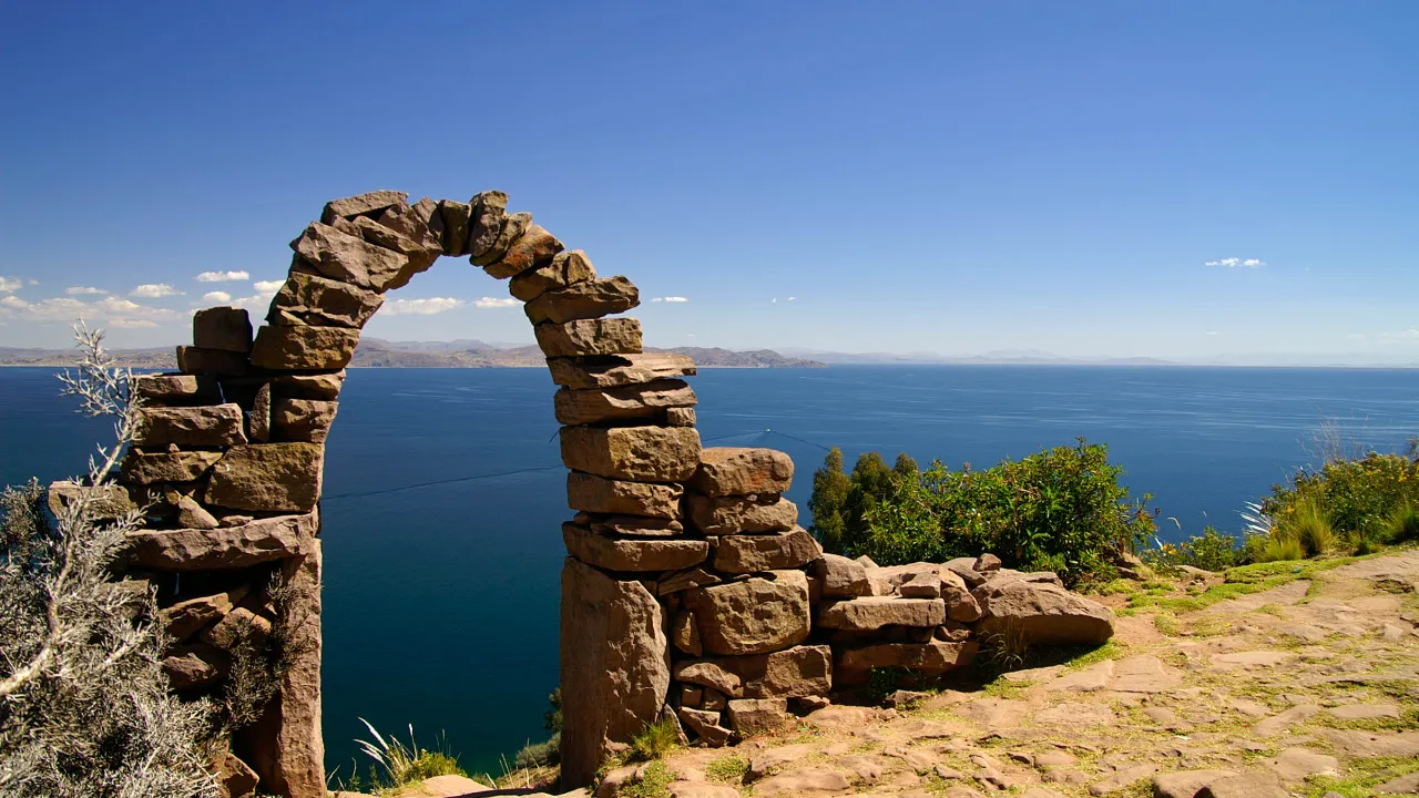 Kamienny łuk na wyspie Taquile na jeziorze Titicaca