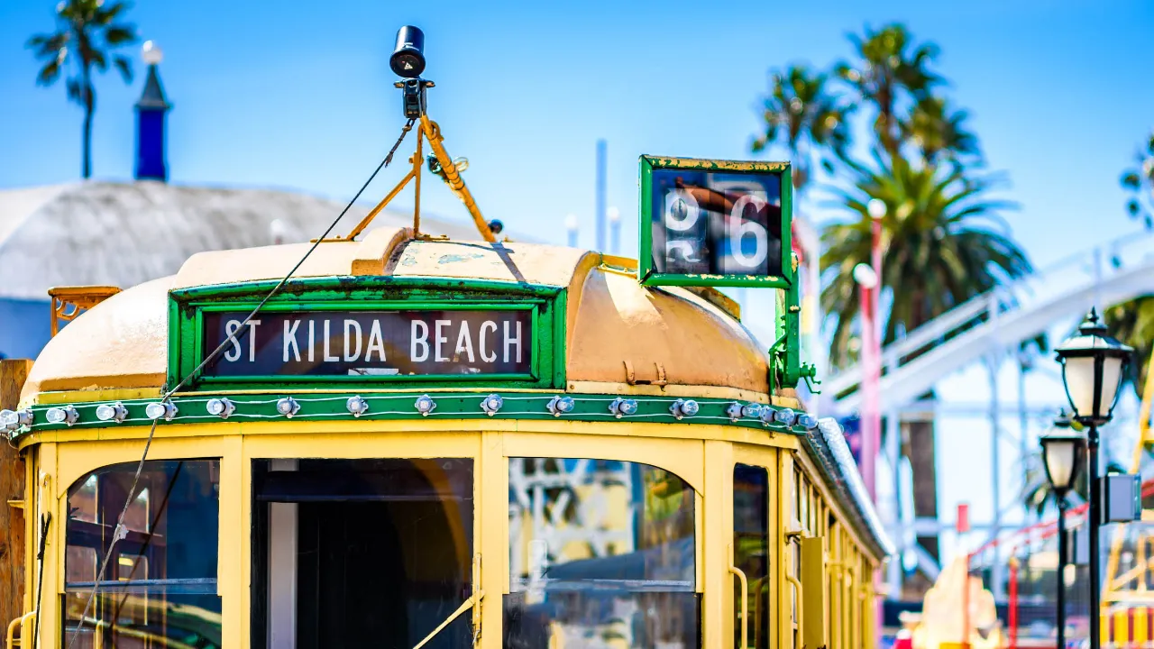 Tramwaj w Melbourne w drodze do plaży St. Kilda