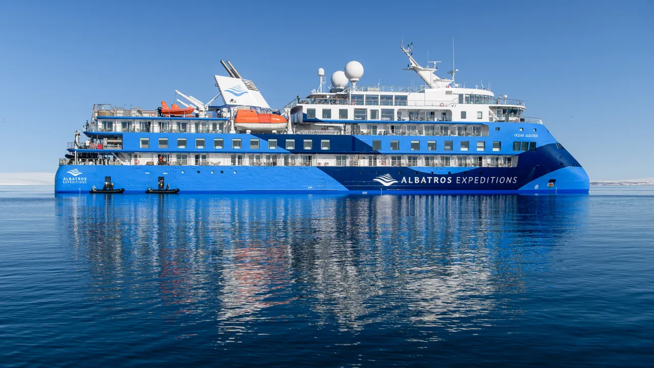 Na Ocean Albatros pracuje około 100 członków załogi