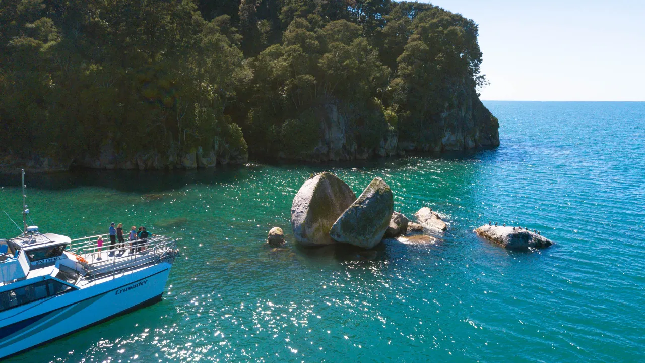Split Apple Rock, położony u wybrzeża Zatoki Tasmana