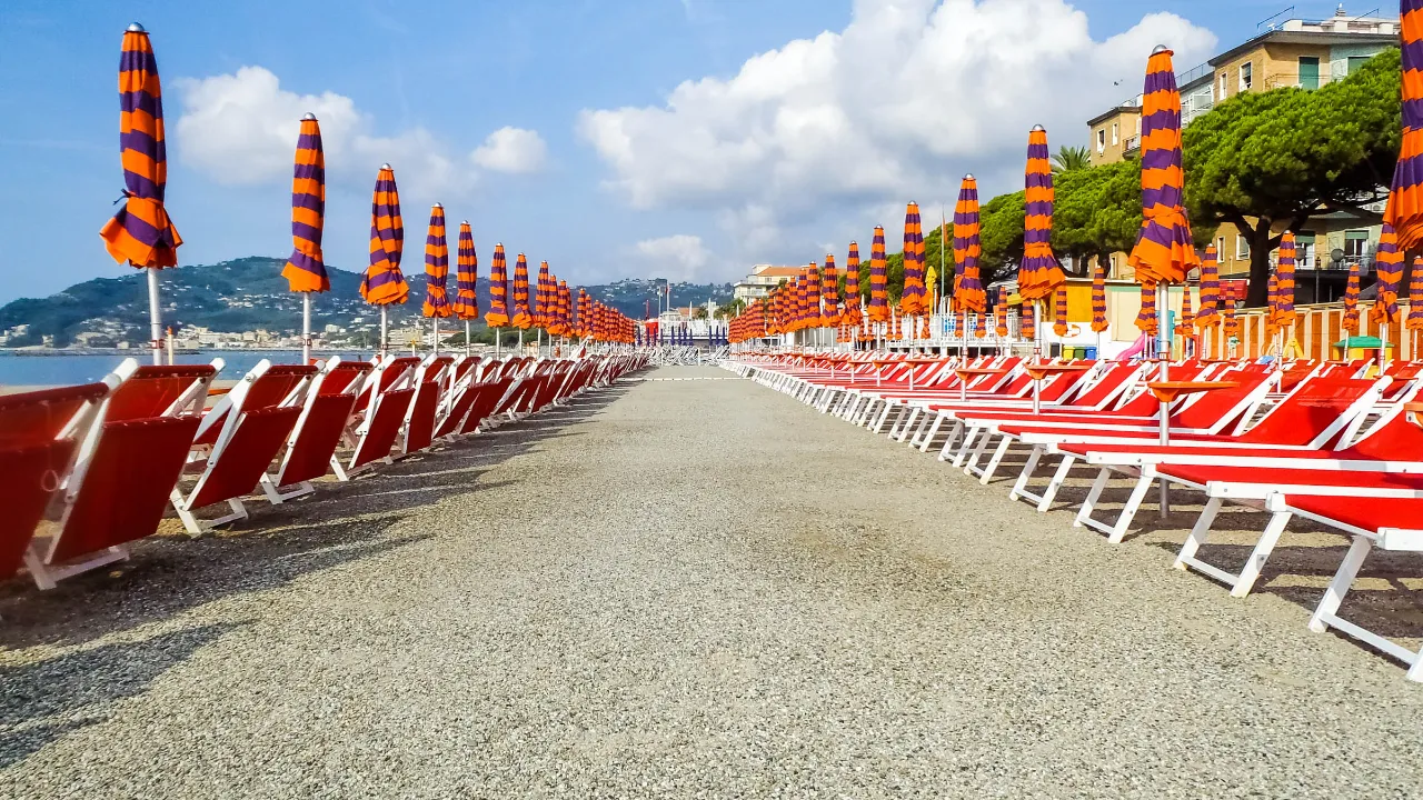 Leżaki gotowe na plaży w Diano Marina
