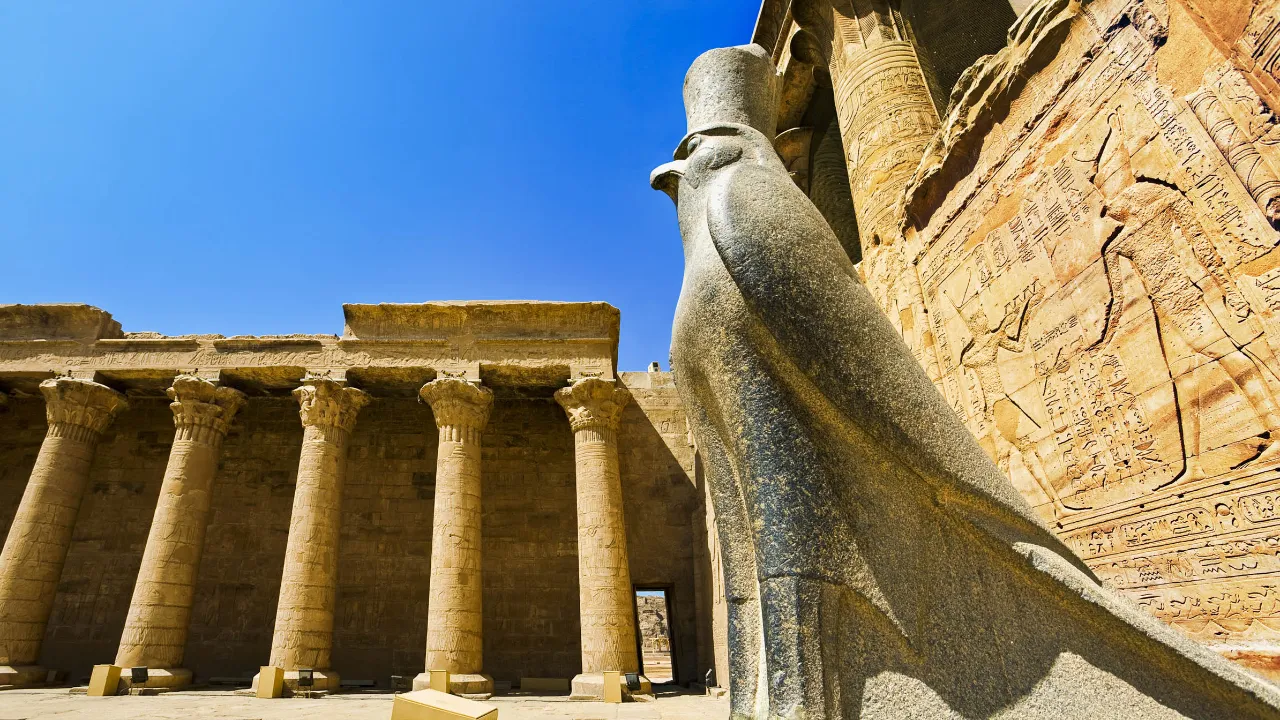 Świątynia Horusa w Edfu z posągiem Horusa jako sokoła