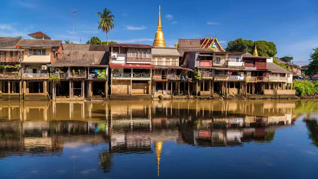 Chanthaburi we wschodniej Tajlandii ze starymi drewnianymi domami na palach Chanthaburi we wschodniej Tajlandii ze starymi drewnianymi domami na palach