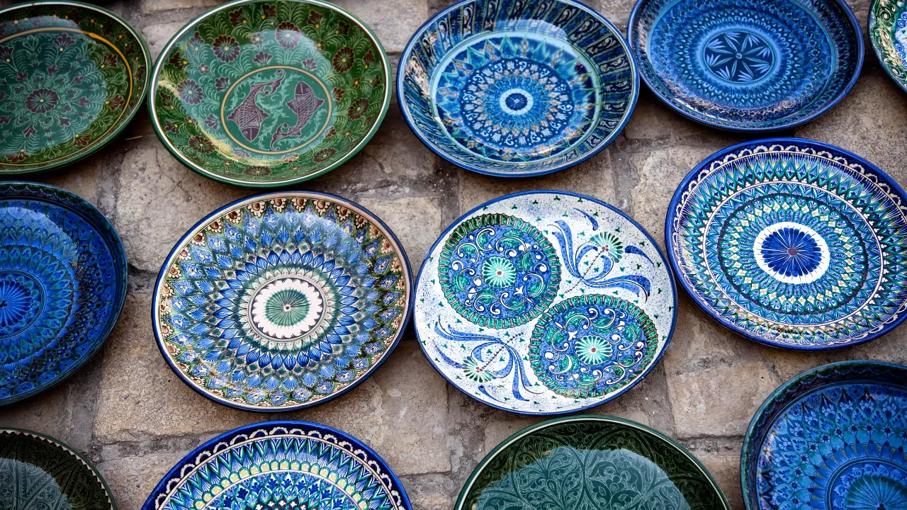 Uzbeckie talerze ceramiczne z tradycyjnymi, kolorowymi wzorami Uzbeckie talerze ceramiczne z tradycyjnymi, kolorowymi wzorami
