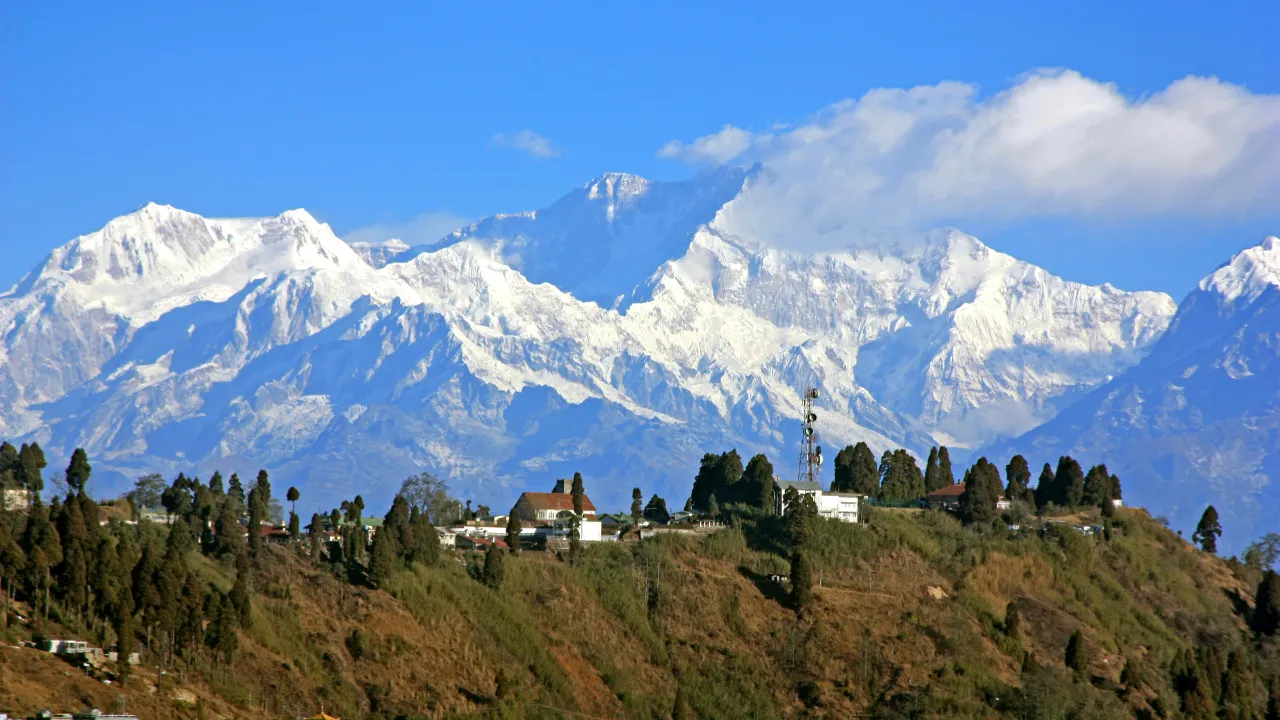 Darjeeling z ośnieżonymi górami Kangchenjunga o wys. ok. 8 600 m w tle