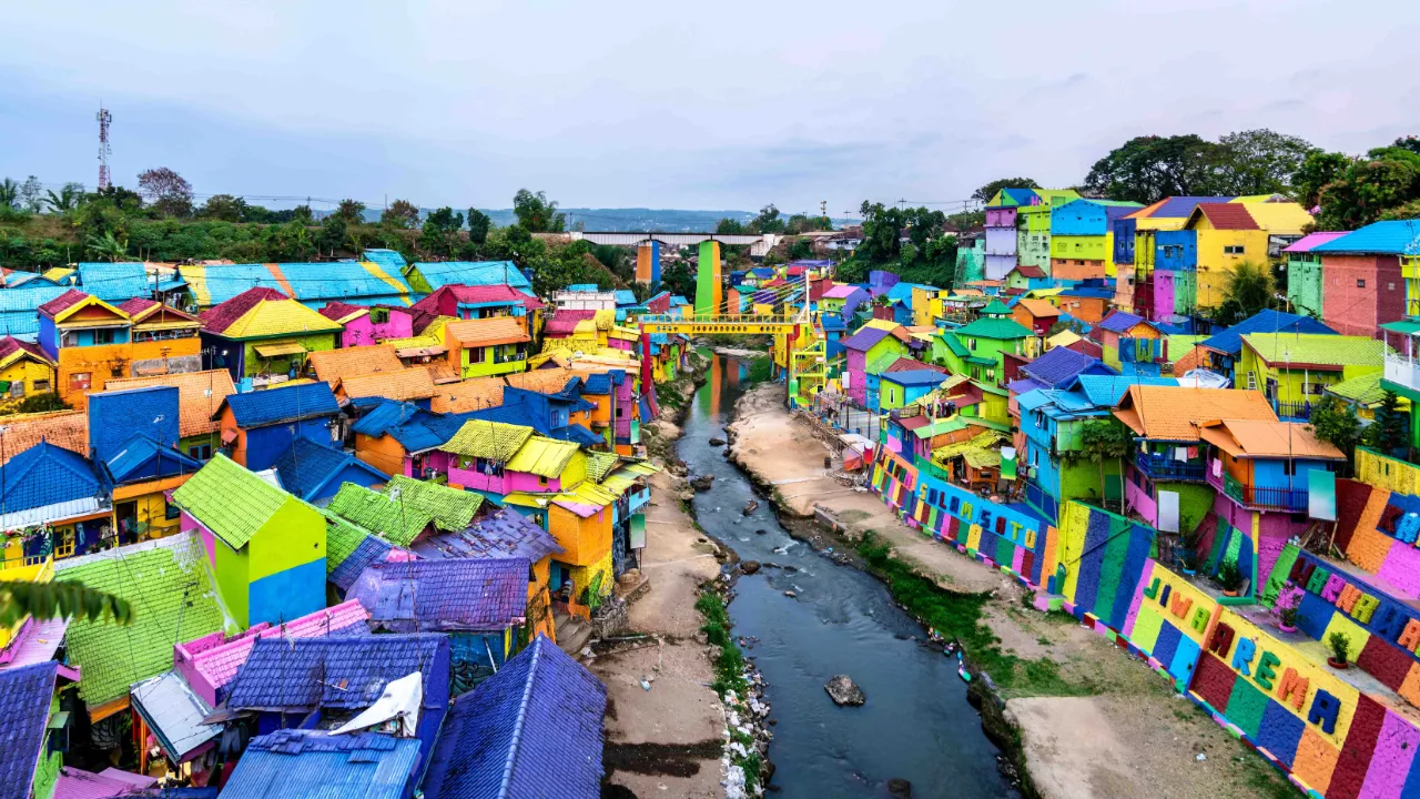 Kampung Warna-Warni w Malangu słynie z kolorowych domów