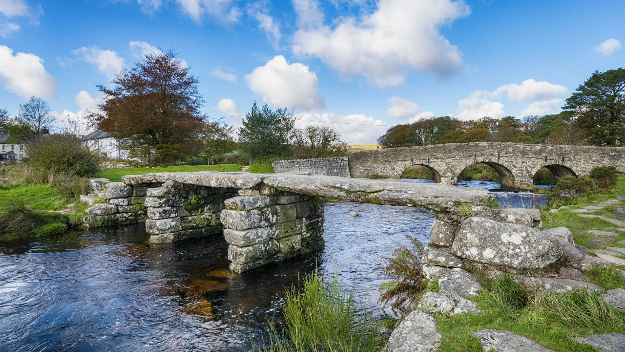 Mosty w Postbridge, Dartmoor – średniowieczny Clapper Bridge i kamienny most z XVIII wieku Mosty w Postbridge, Dartmoor – średniowieczny Clapper Bridge i kamienny most z XVIII wieku