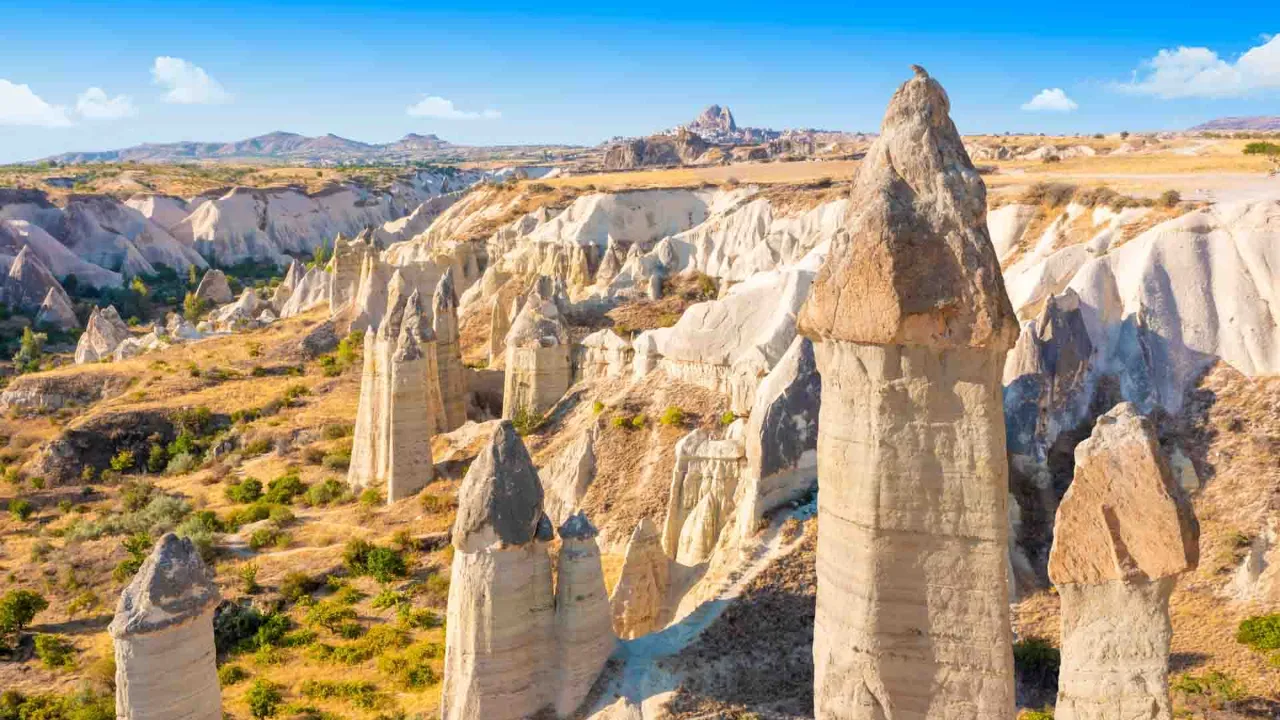 Fairy chimneys w Kapadocji koło Göreme w Turcji – unikalny krajobraz ukształtowany przez wiatr i wodę przez tysiące lat