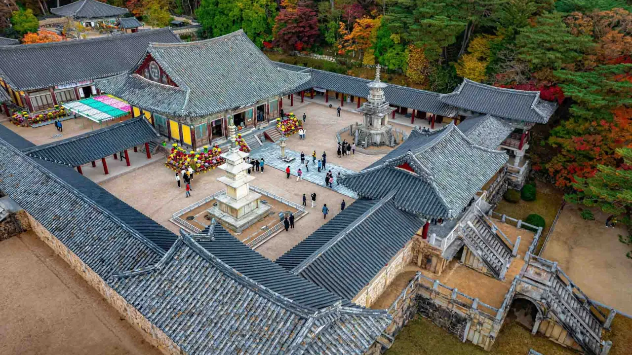 Świątynia Bulguksa w Gyeongju jest główną świątynią zakonu Jogye buddyzmu koreańskiego Świątynia Bulguksa w Gyeongju jest główną świątynią zakonu Jogye buddyzmu koreańskiego