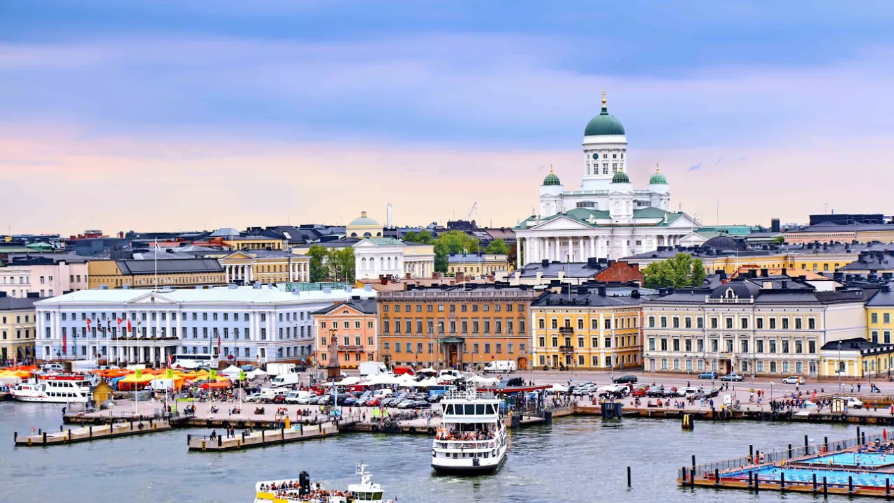Port w Helsinkach z widokiem na ikoniczną katedrę Port w Helsinkach z widokiem na ikoniczną katedrę
