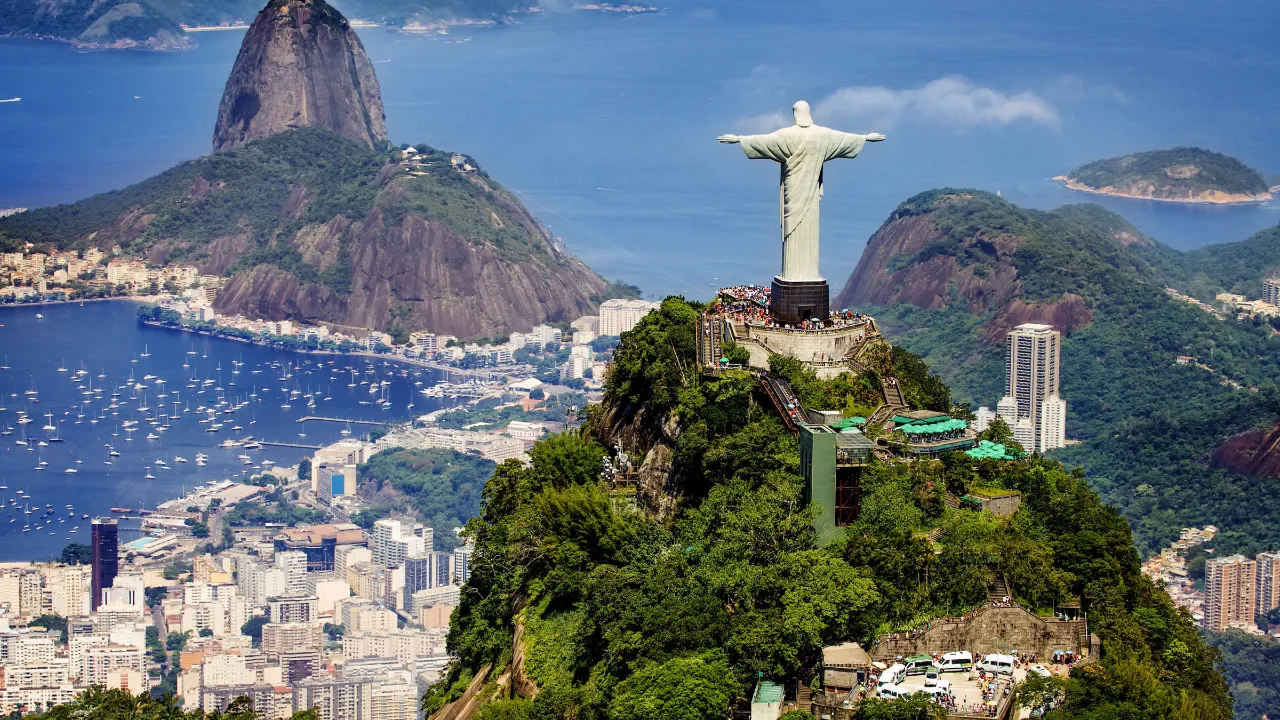 Ze szczytu góry Corcovado Chrystus Odkupiciel góruje nad Rio de Janeiro