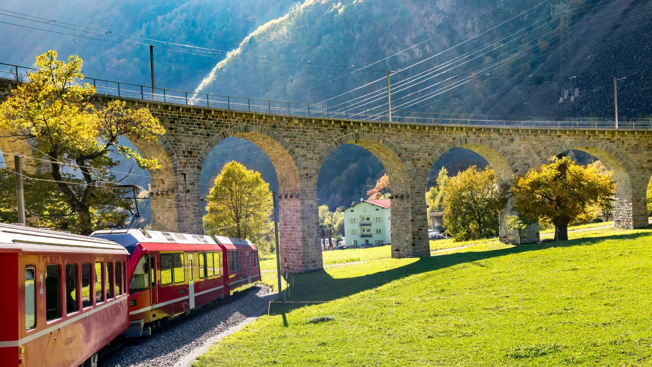 Bernina Express przejeżdża przez (lub pod) ponad 50 mostami